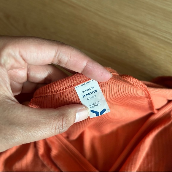 NWT Old Navy Ultralite Go Dry Crop Twist Front Shrug Top Medium Petite - Picture 3 of 8